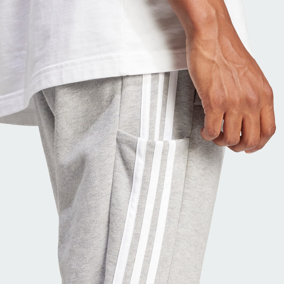 Adidas Pantaloni Essentials French Terry Tapered Elastic Cuff 3-Stripes. 4