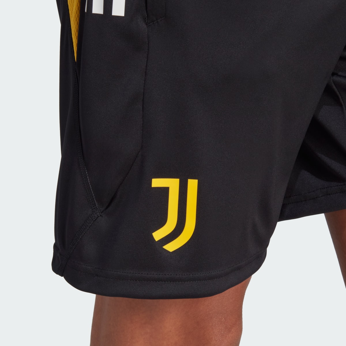 Adidas Juventus Tiro 23 Training Şortu. 7