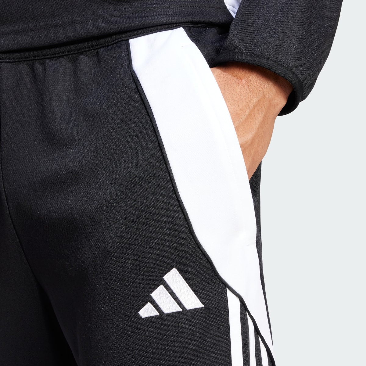 Adidas Pantalón entrenamiento Tiro 24. 6