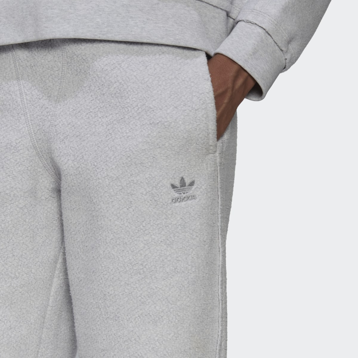 Adidas Loungewear Jogginghose. 5