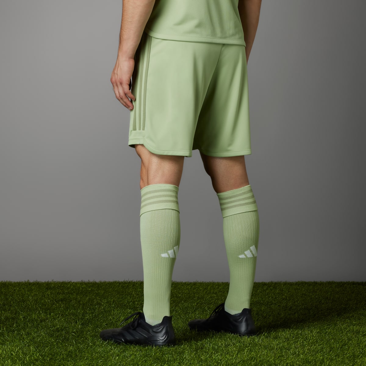 Adidas FC BAYERN MÜNCHEN 2023/2024 WIESN SHORTS. 4