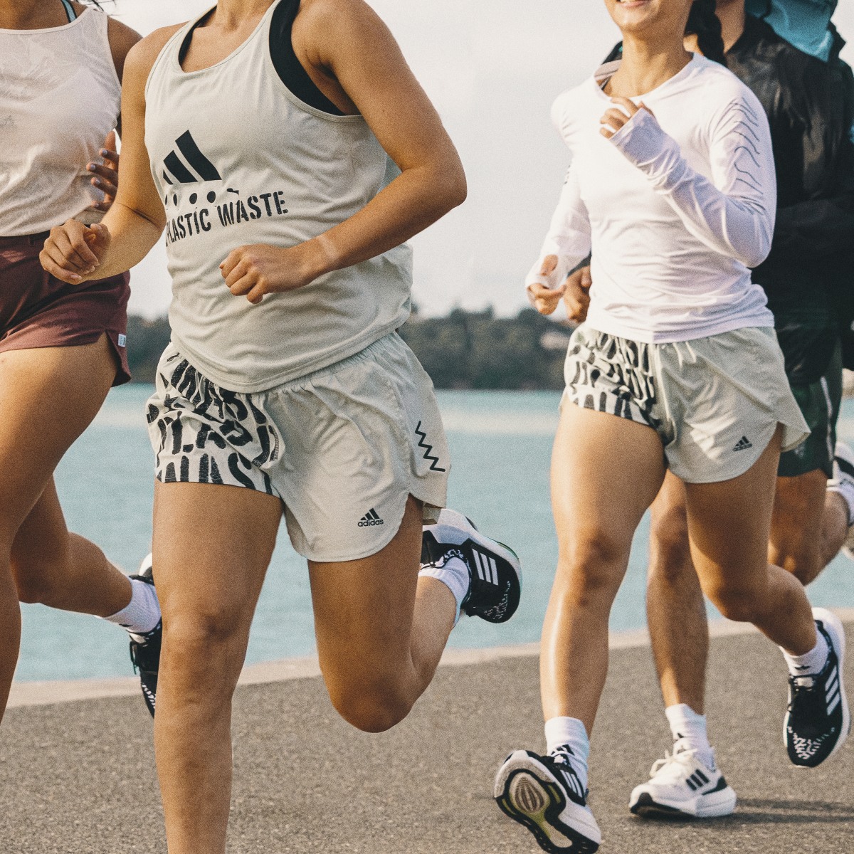 Adidas Calções de Running com Cueca Interior Run Fast. 9