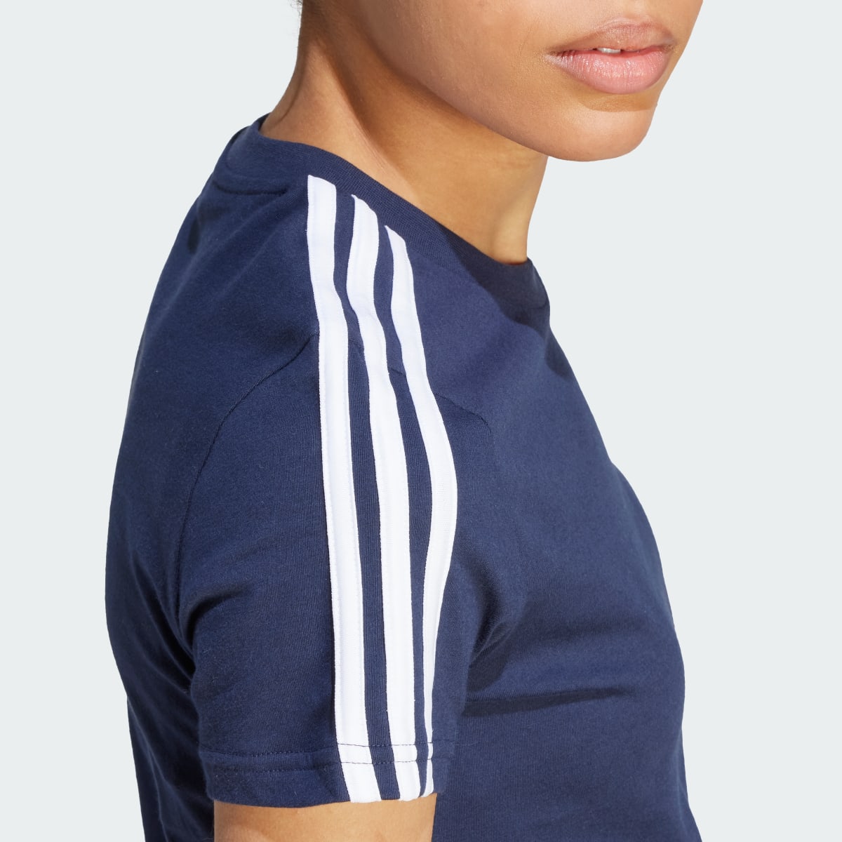 Adidas LOUNGEWEAR Essentials Slim 3-Streifen T-Shirt. 7