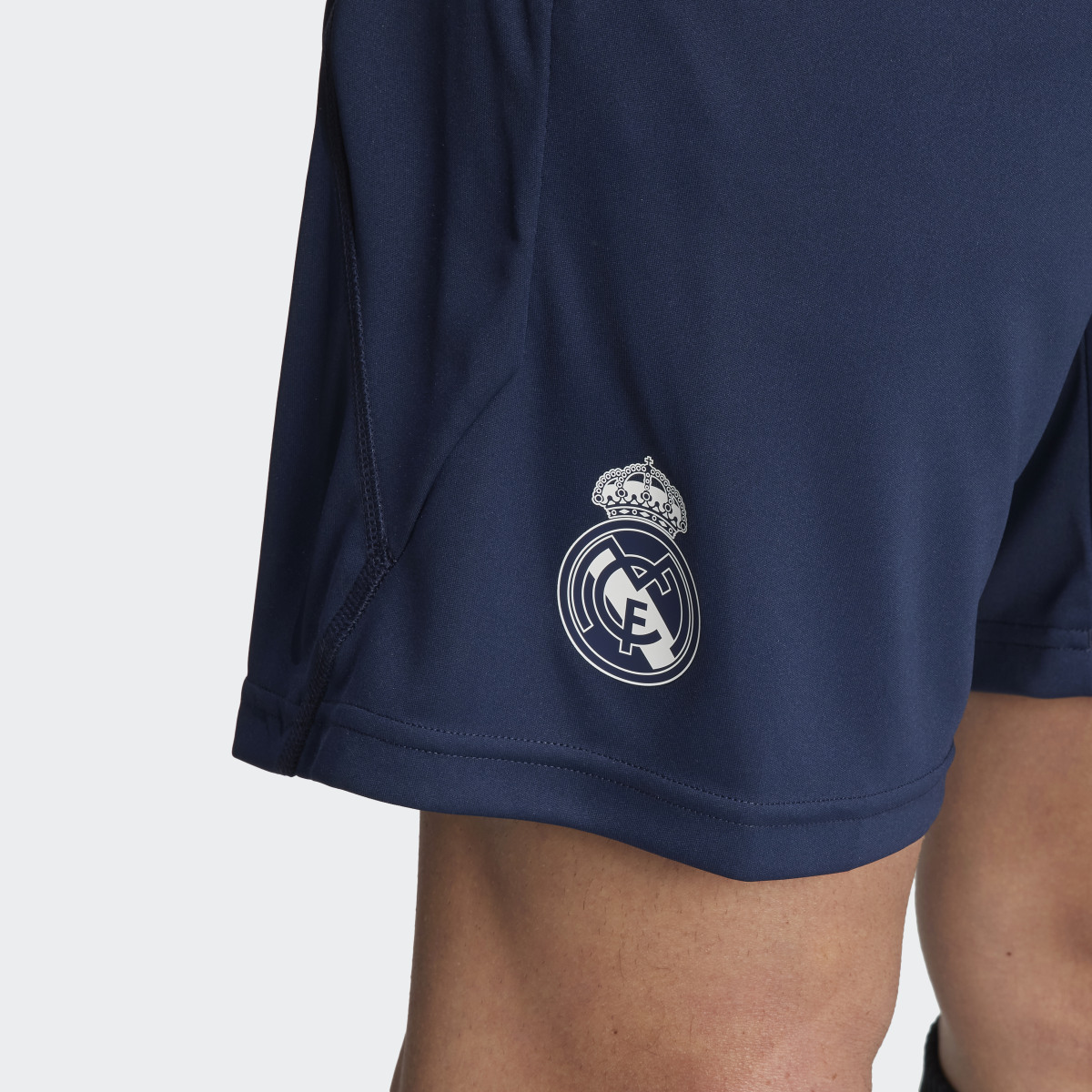 Adidas Pantalón corto entrenamiento Real Madrid Tiro 23. 6