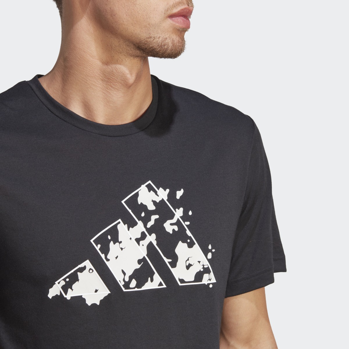 Adidas T-shirt de training graphique Train Essentials Seasonal. 7