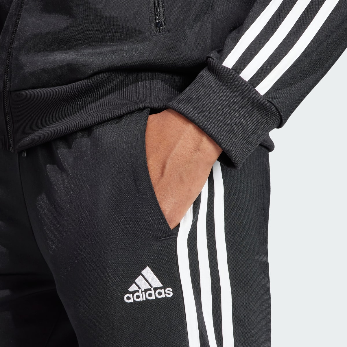 Adidas Conjunto Essentials 3 Franjas. 8