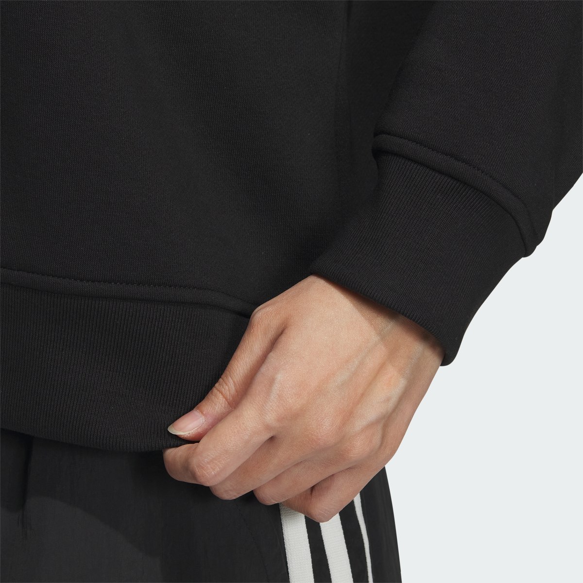 Adidas Sweatshirt Essentials. 7