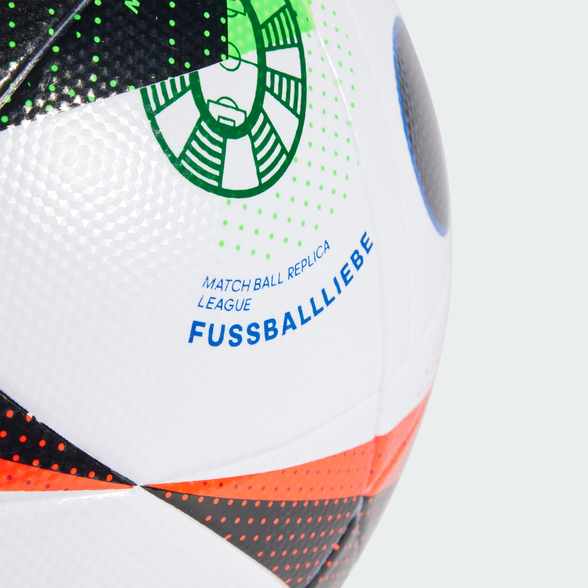 Adidas Ballon Fussballliebe League. 4