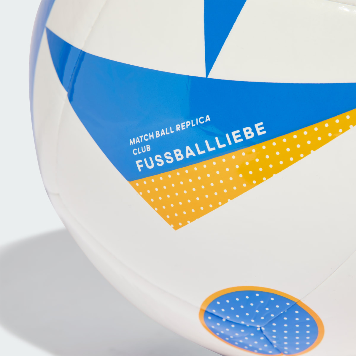 Adidas Bola Club Fussballliebe. 4