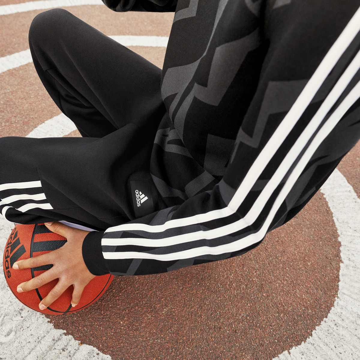 Adidas Future Icons 3-Streifen Graphic Hoodie. 8