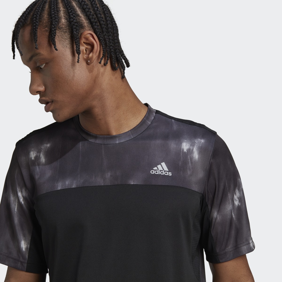 Adidas Playera de Entrenamiento AEROREADY Workout con Estampado Chalk. 6