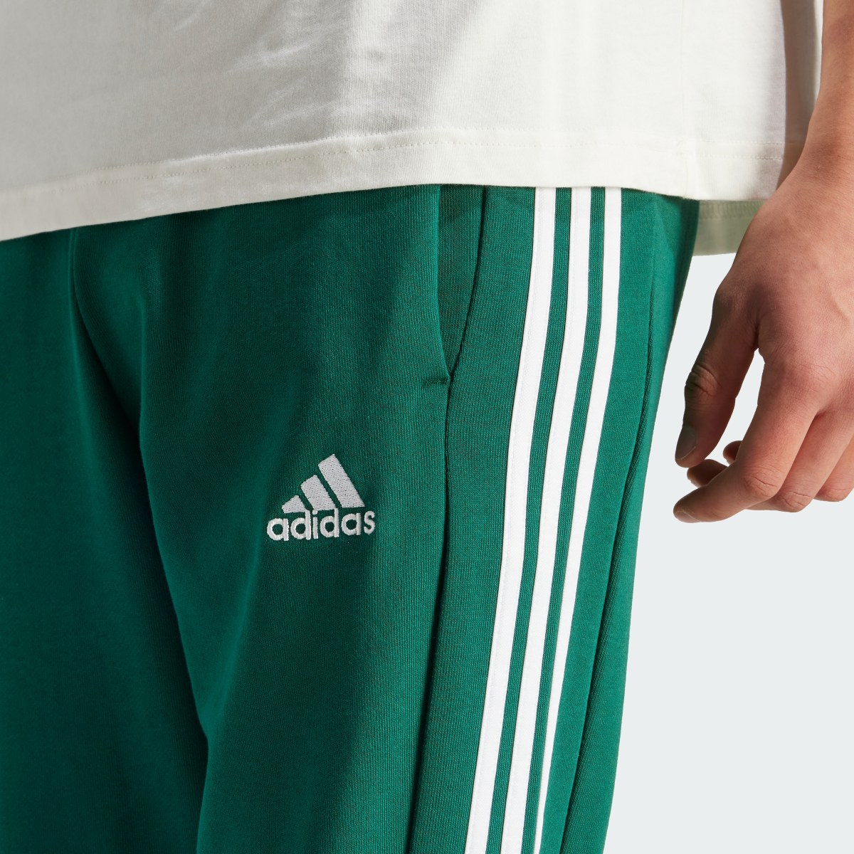 Adidas Pantaloni Essentials French Terry Tapered Cuff 3-Stripes. 5