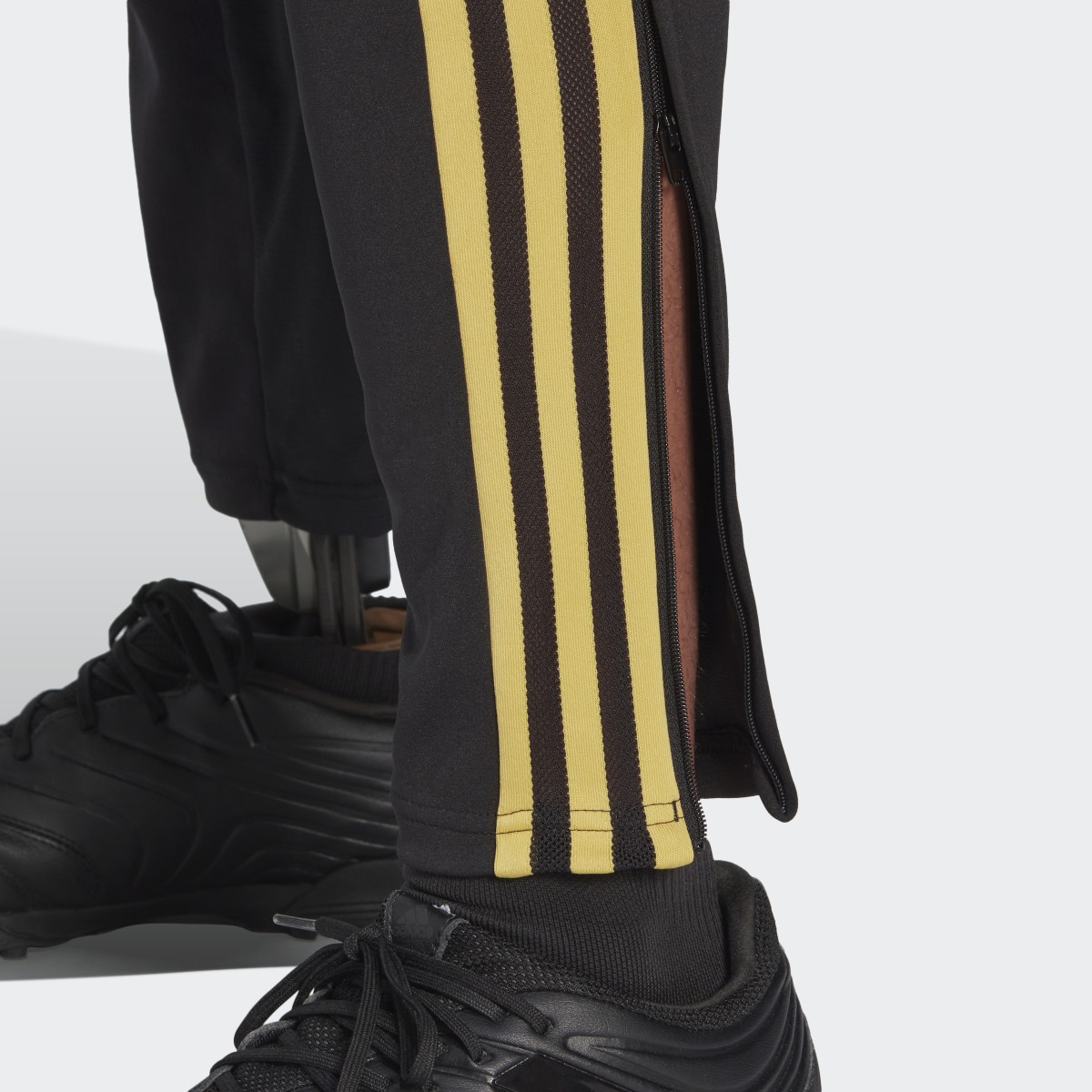 Adidas Juventus Condivo 22 Training Pants. 6