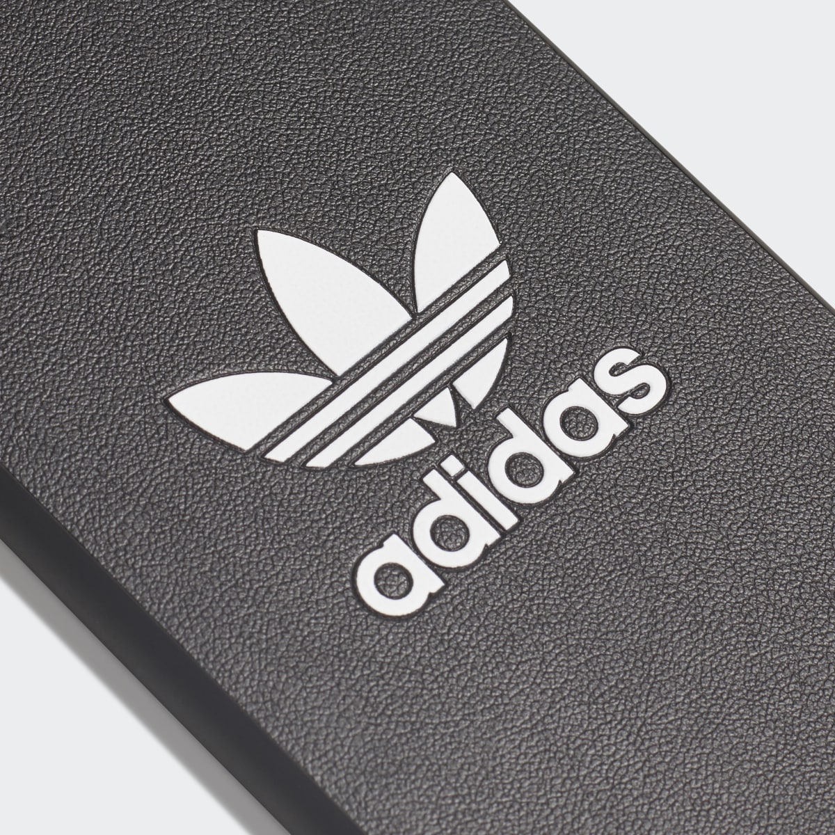 Adidas Basic Logo Case iPhone 8. 6