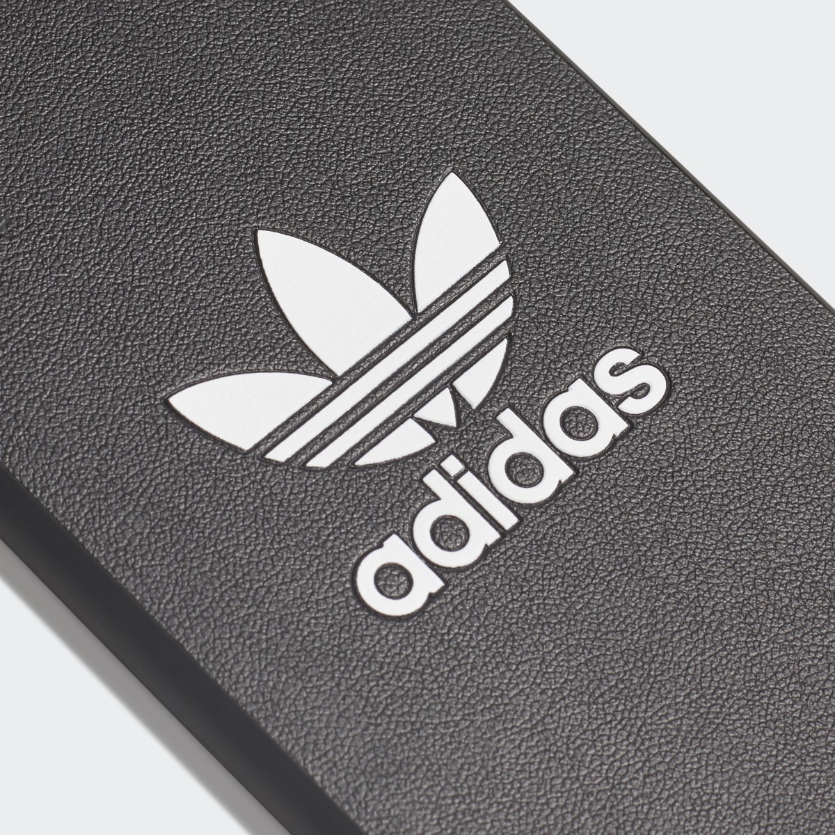 Adidas Basic Logo iPhone 8 Schutzhülle. 6