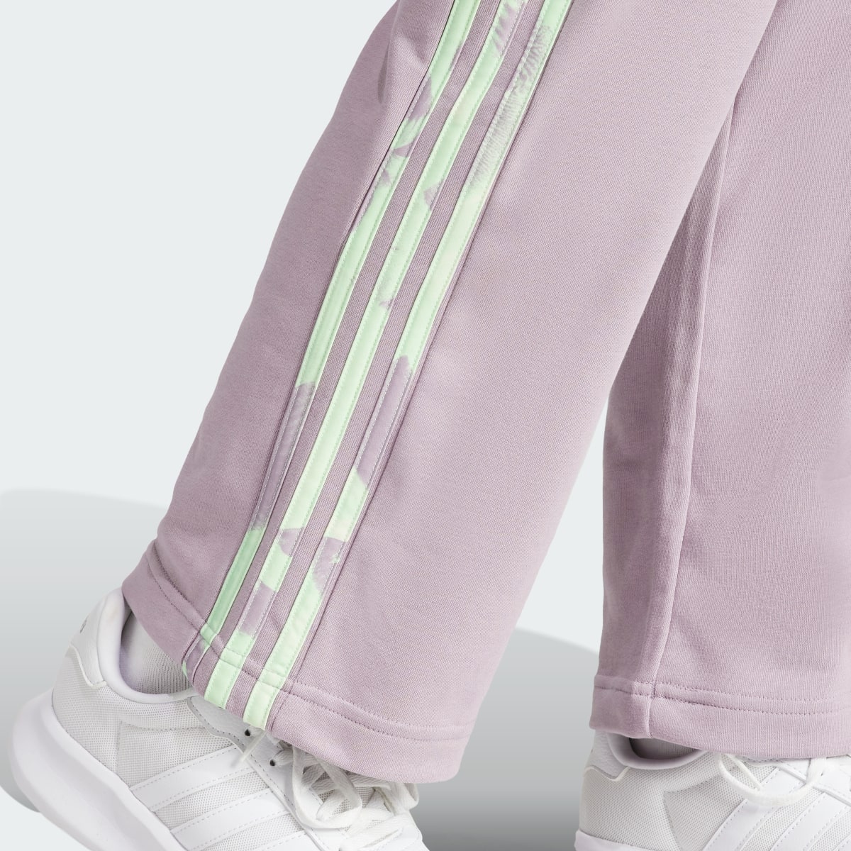 Adidas Pants de Felpa Francesa Estampado Floral 3 Franjas. 6