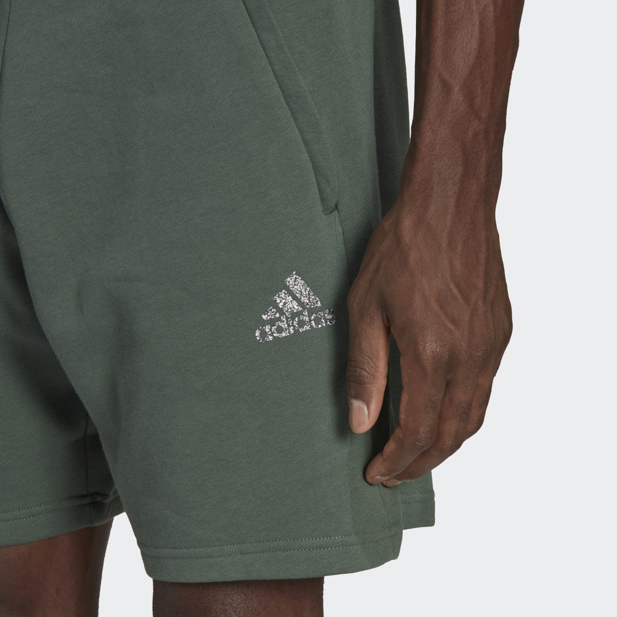 Adidas Short molleton recyclé Stadium Badge of Sport. 5