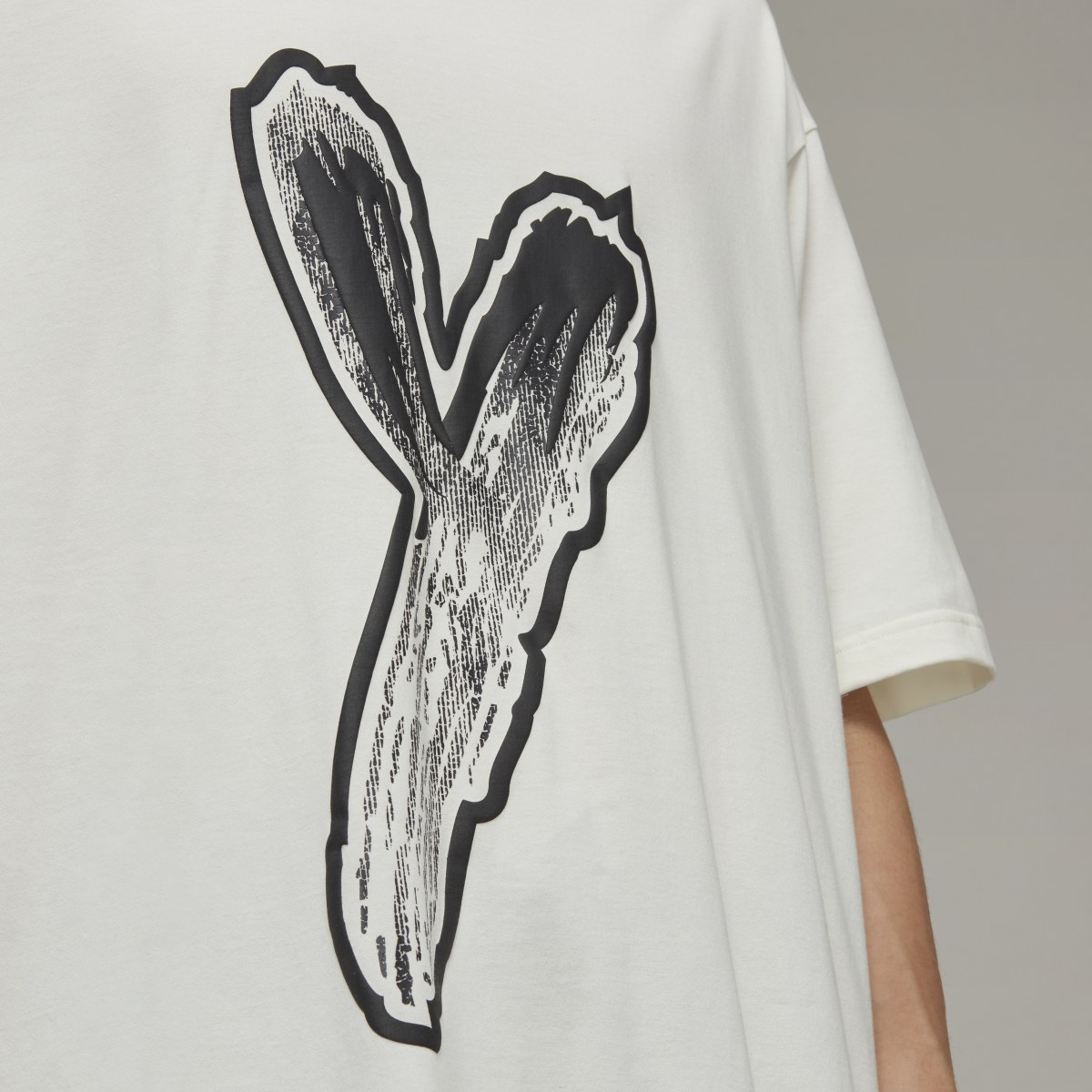 Adidas LOGO GFX TEE. 6