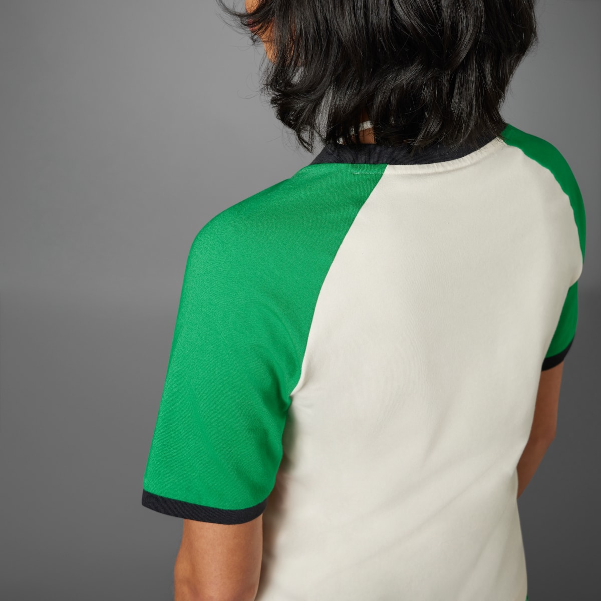 Adidas T-shirt de Gola em V Adicolor 70s. 9