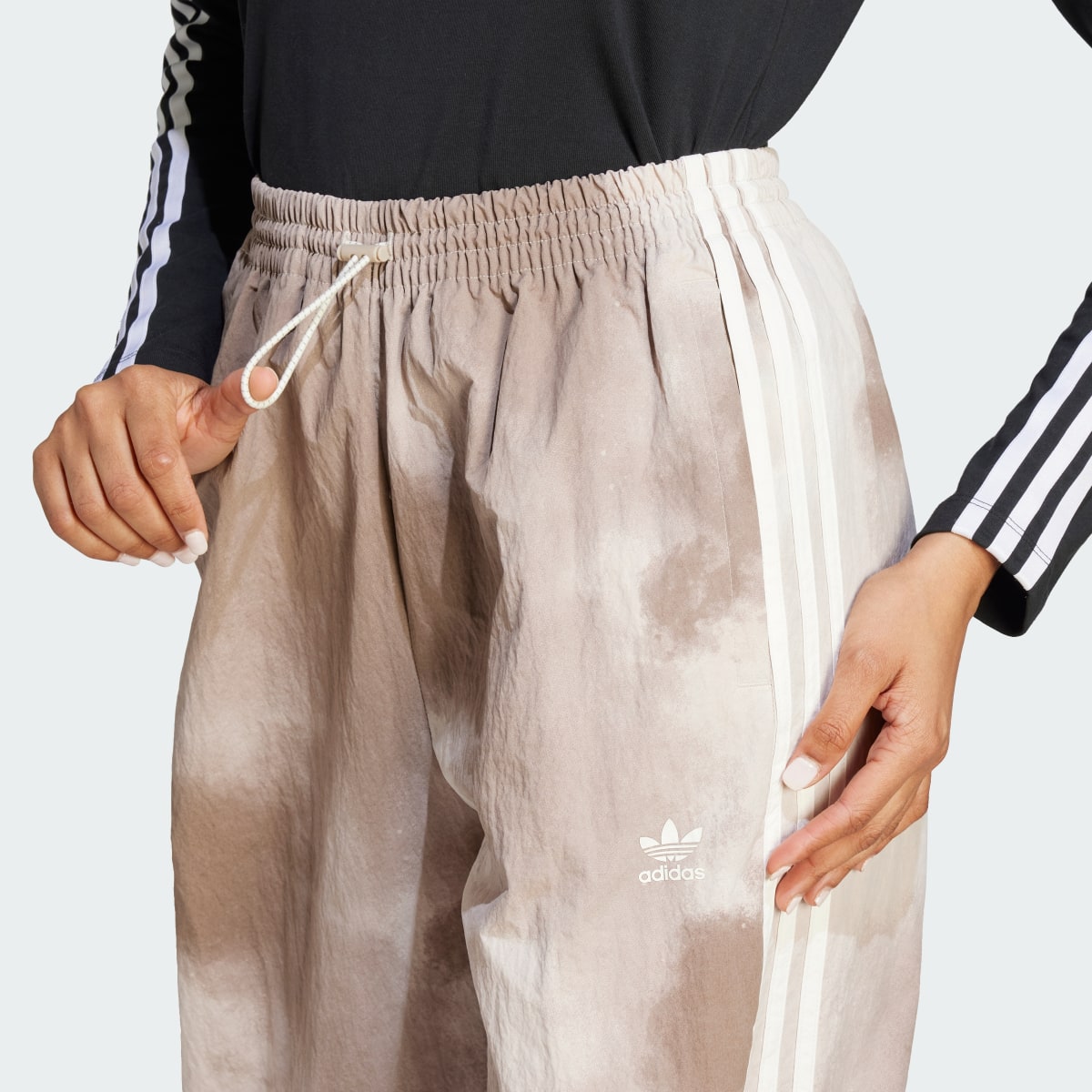 Adidas Pantaloni Parachute. 5