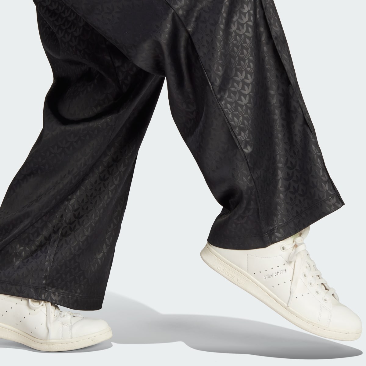 Adidas Pantalon de survêtement monogramme Trèfle en satin. 6