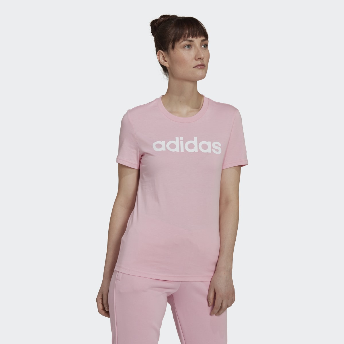 Adidas LOUNGEWEAR Essentials Slim Logo Tişört. 4