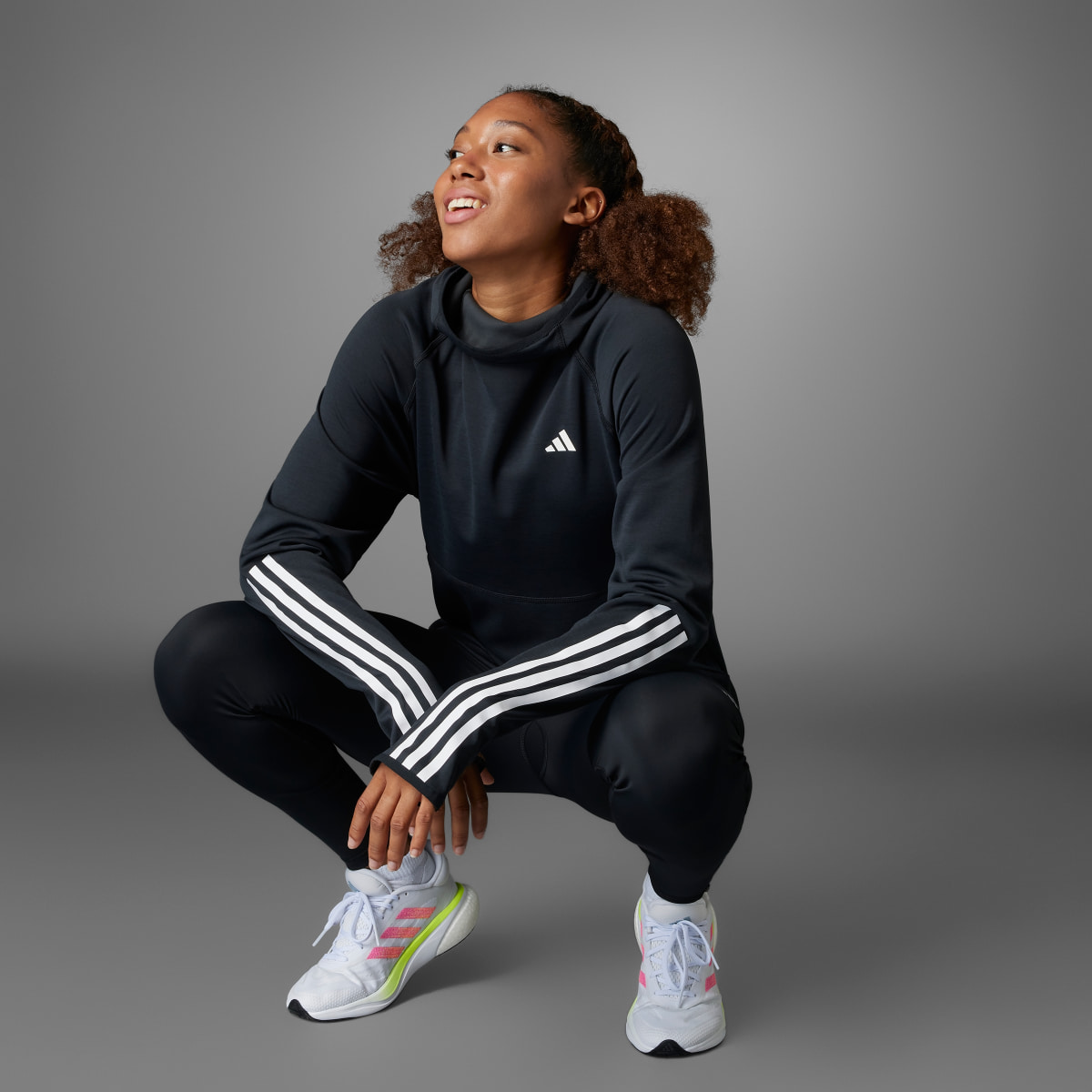 Adidas Own the Run 3-Streifen Hoodie. 5