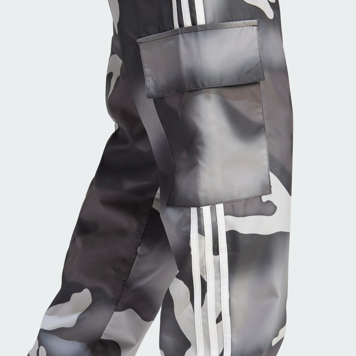 Adidas Pantalon cargo graphique à imprimé camouflage. 6