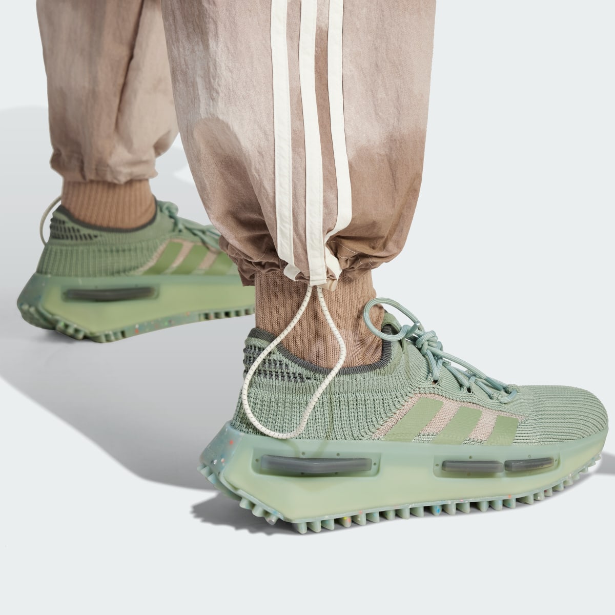 Adidas Pantaloni Parachute. 6