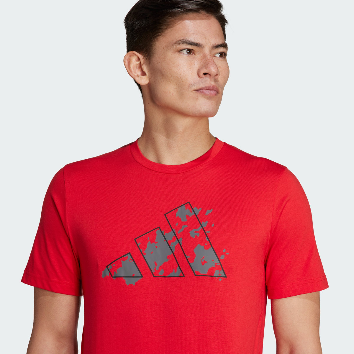 Adidas Playera de entrenamiento Essentials Seasonal Graphic Tee. 6