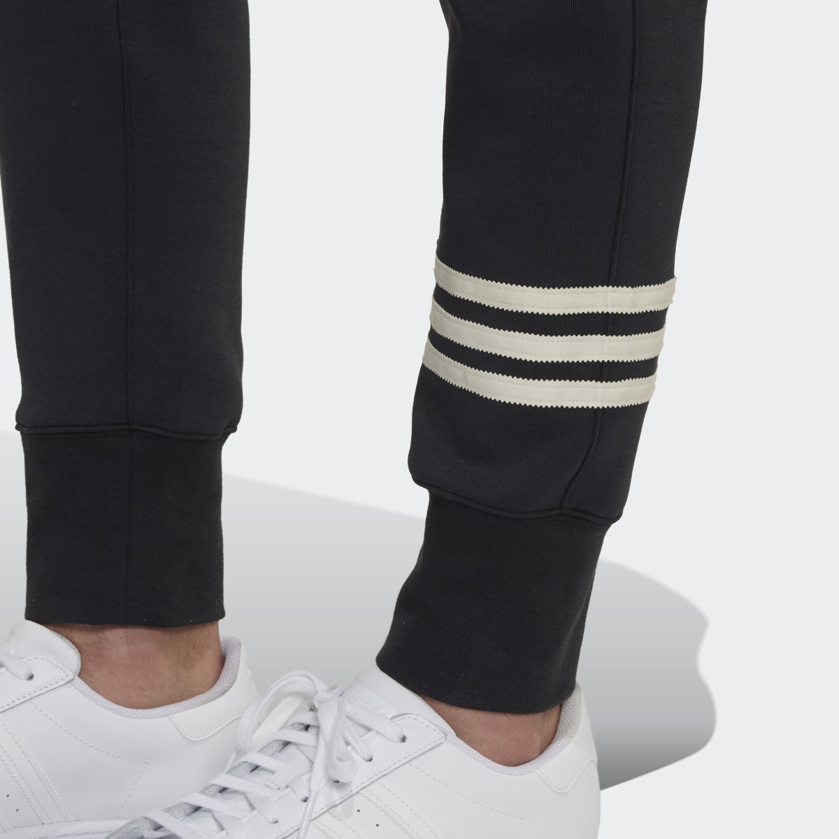 Adidas Spodnie dresowe Adicolor Neuclassics. 6