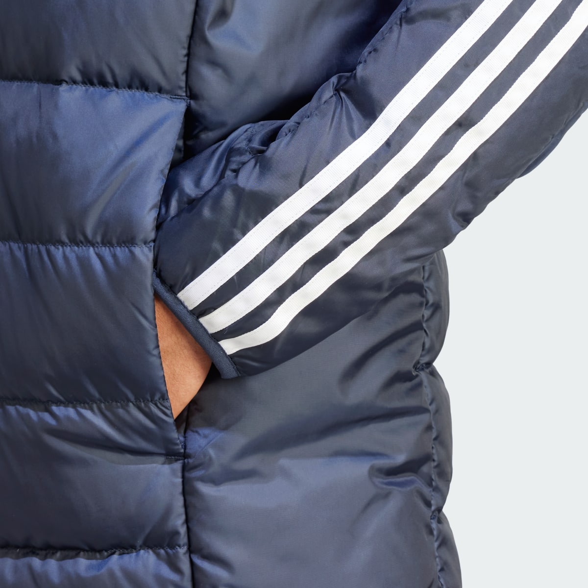 Adidas Essentials 3-Streifen Light Hooded Daunenparka. 7