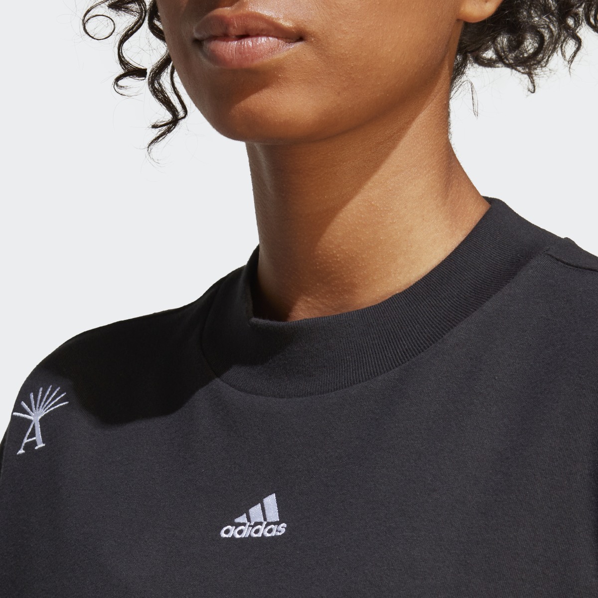 Adidas Playera Muy Holgada con Estampado inspirado en Cristales Sanadores. 7