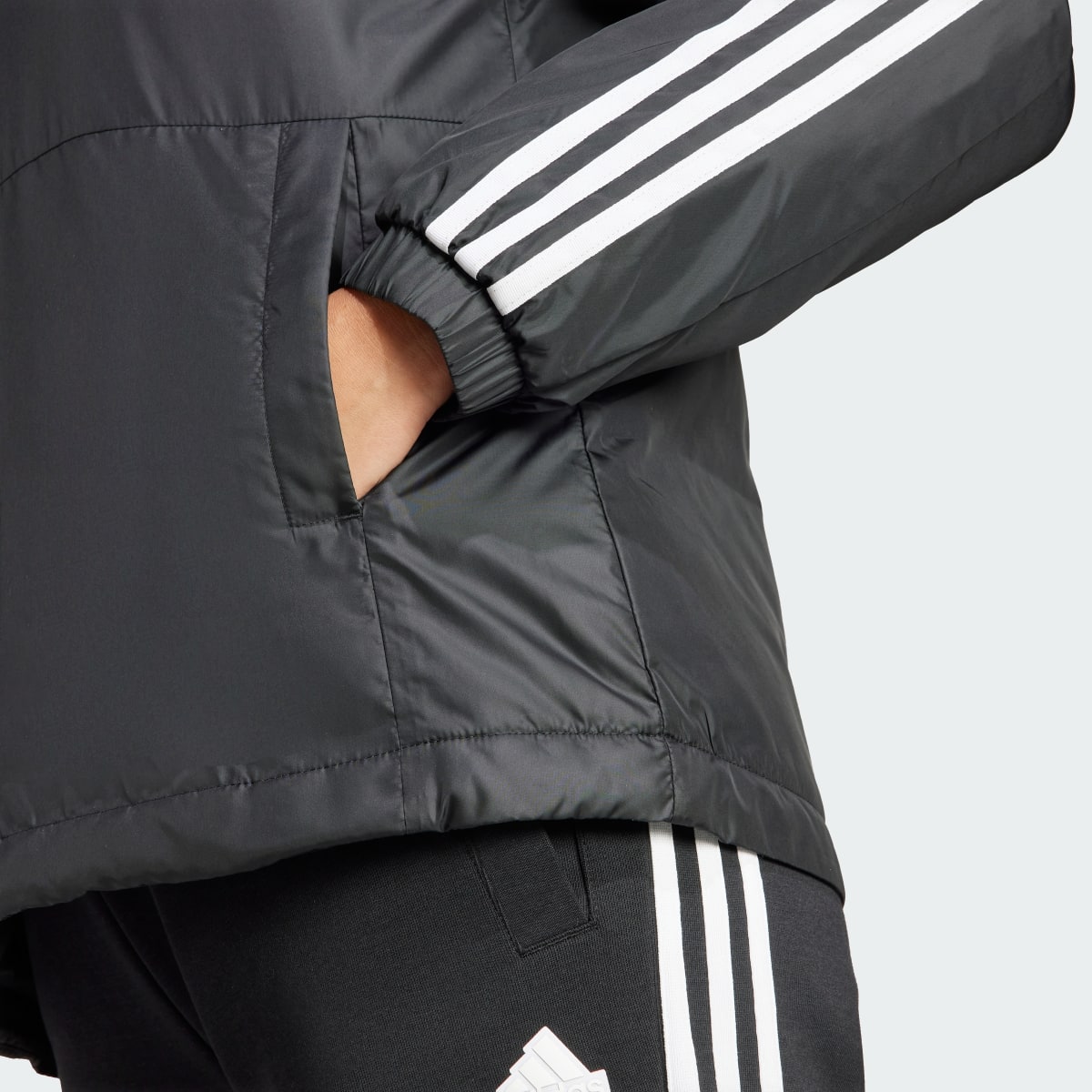 Adidas Chaqueta con capucha Essentials Insulated 3 bandas. 6