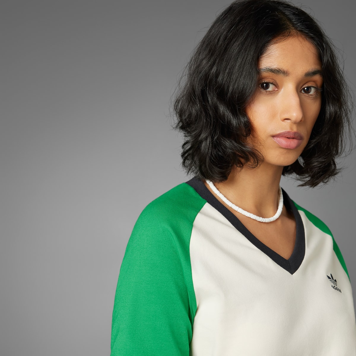 Adidas T-shirt de Gola em V Adicolor 70s. 4 Adidas T-shirt de Gola em V Adicolor 70s. 4