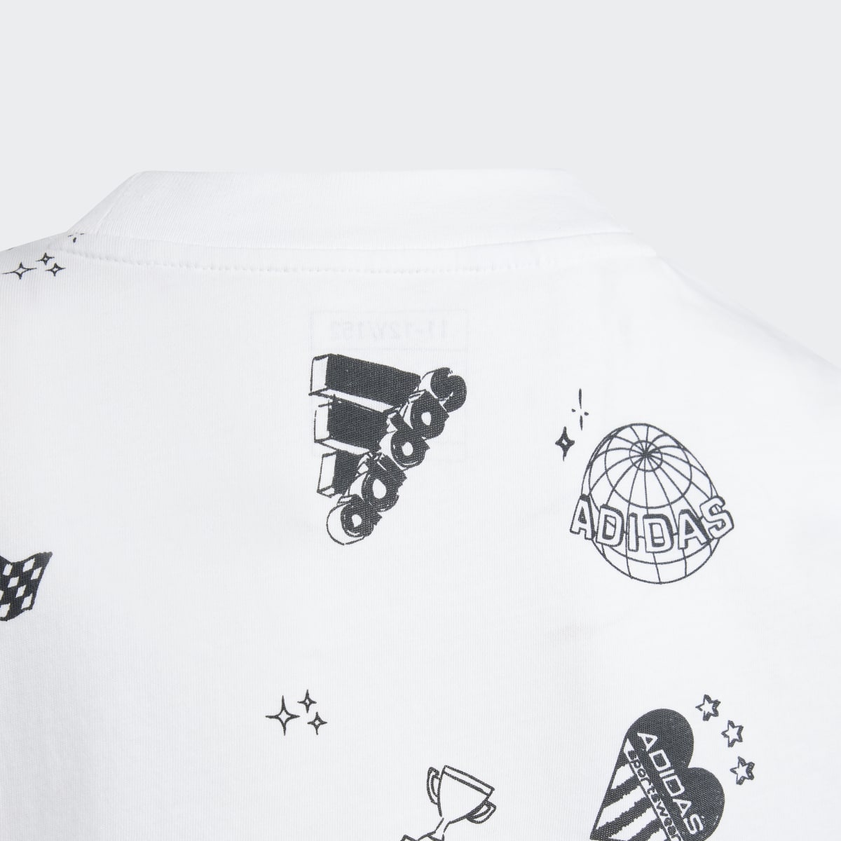 Adidas T-shirt court imprimé intégral Brand Love Enfants. 5