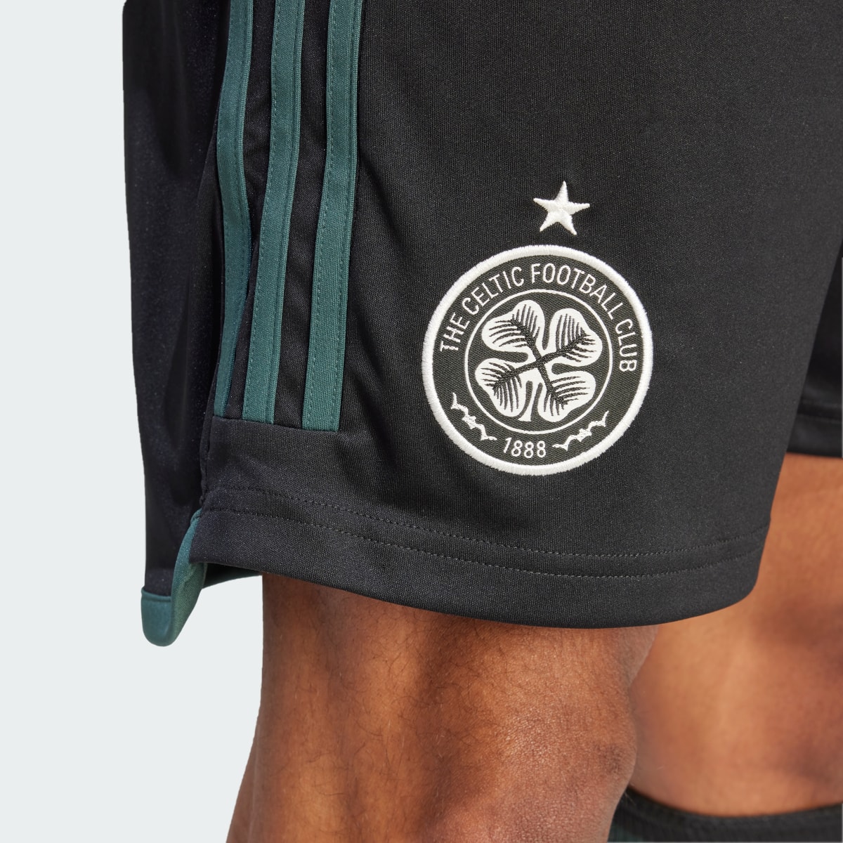 Adidas Celtic FC 23/24 Auswärtsshorts. 6