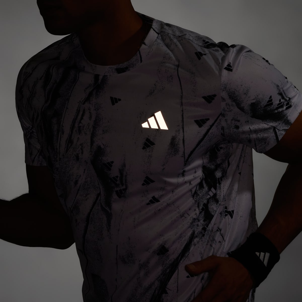 Adidas Playera Run It Brand Love. 5