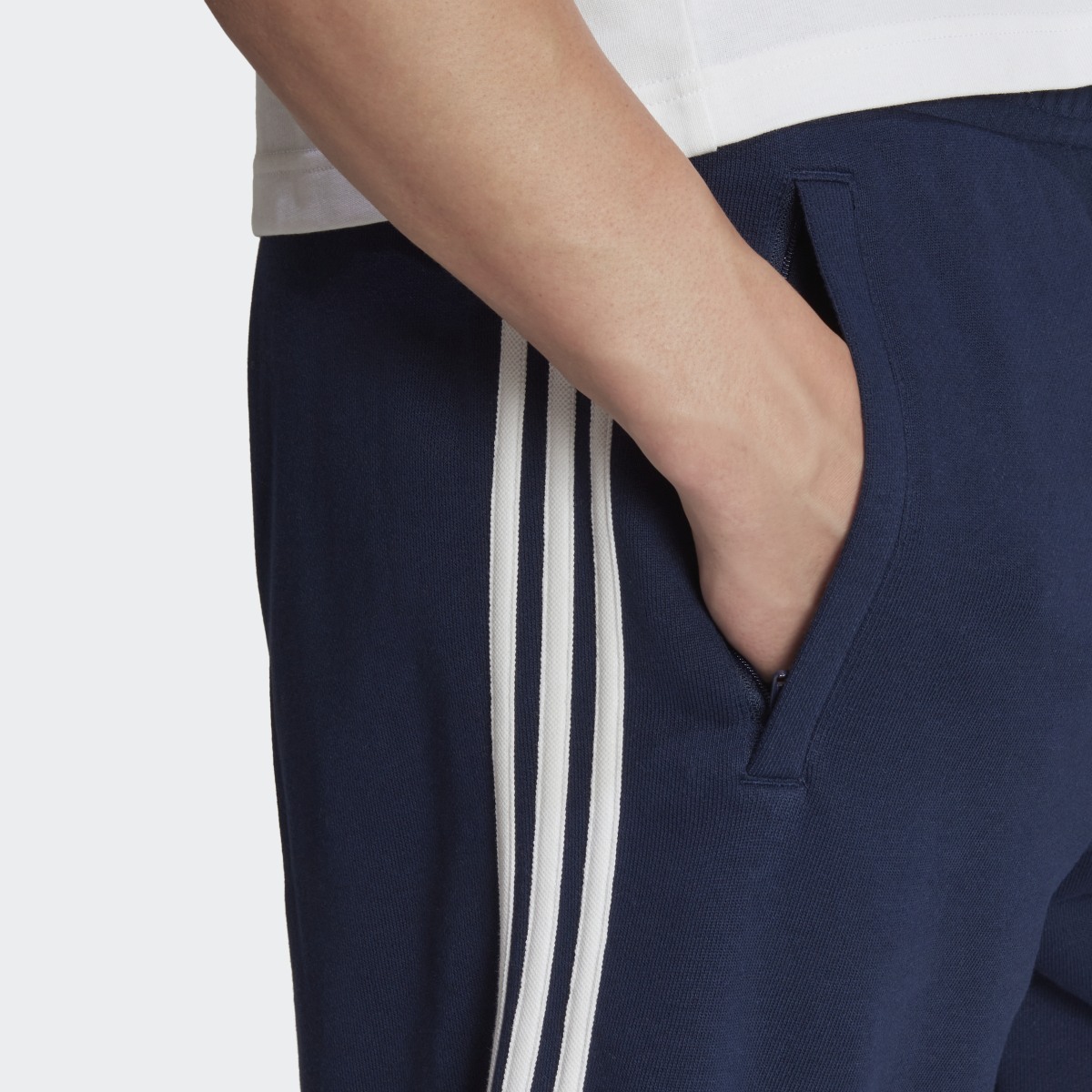 Adidas adicolor Classics 3-Streifen Sweat Shorts. 6
