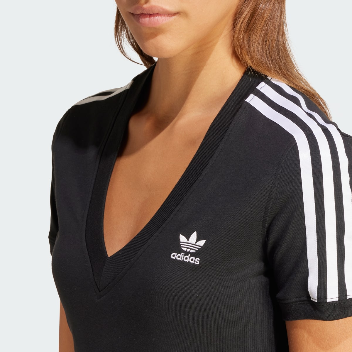Adidas T-shirt Justa com Gola em V 3-Stripes. 6
