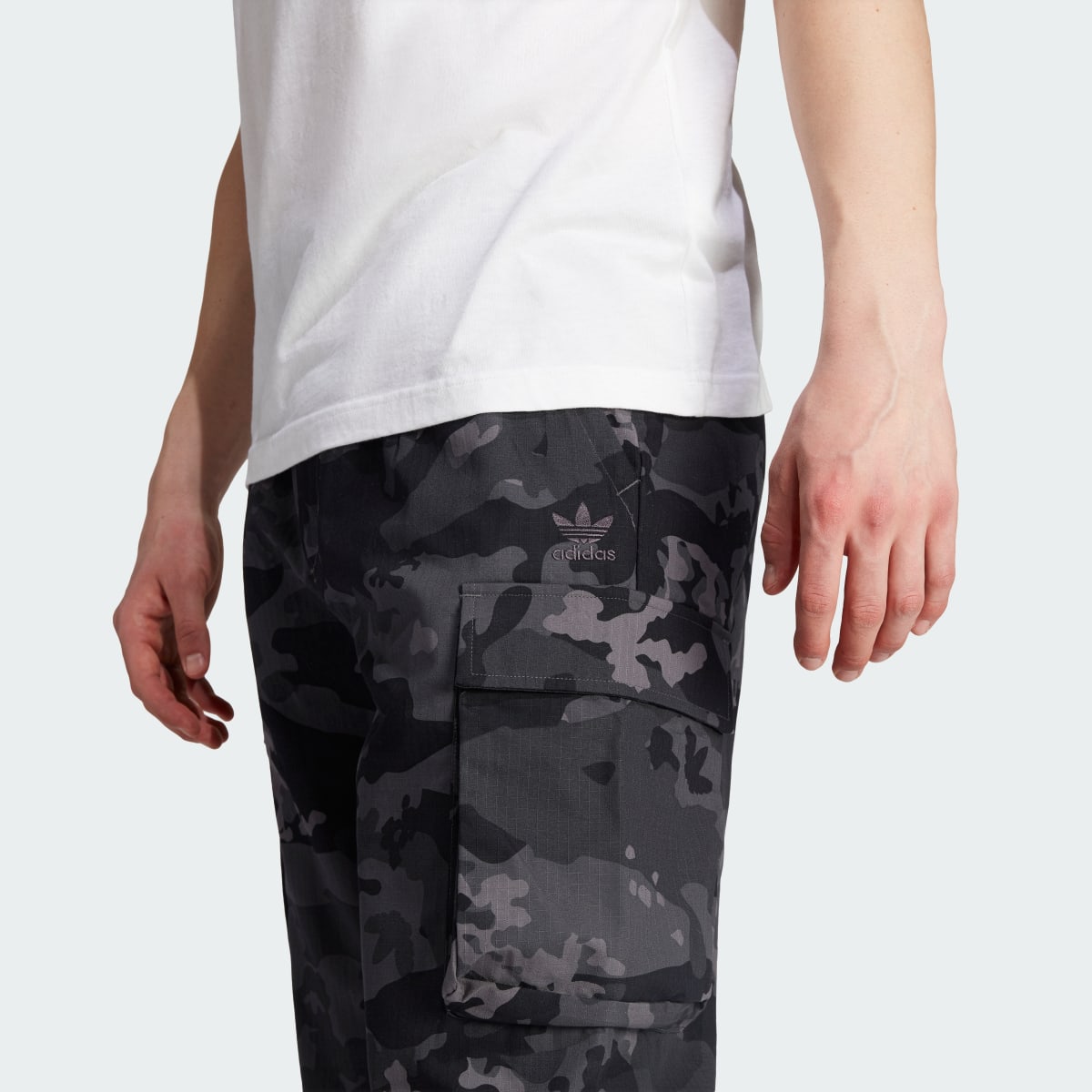 Adidas Pantalon cargo graphique imprimé camouflage. 5