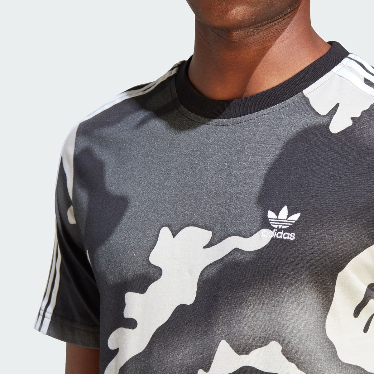Adidas T-shirt graphique à imprimé camouflage intégral. 6