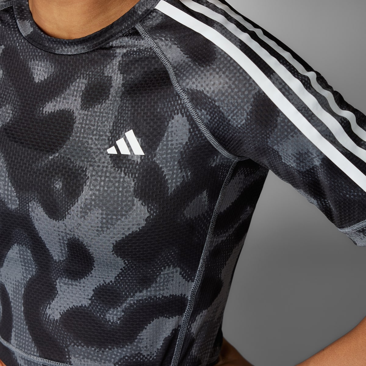 Adidas T-shirt imprimé intégral Own the Run 3 bandes. 6