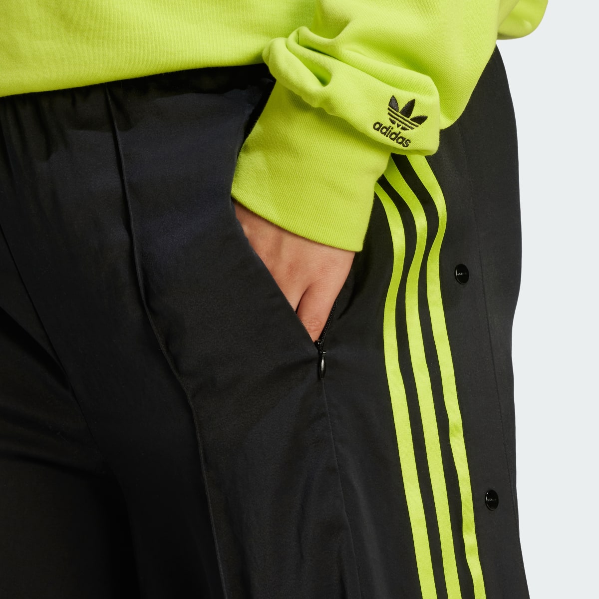 Adidas Adibreak Satin Wide Leg Pants (Talla Grande). 5