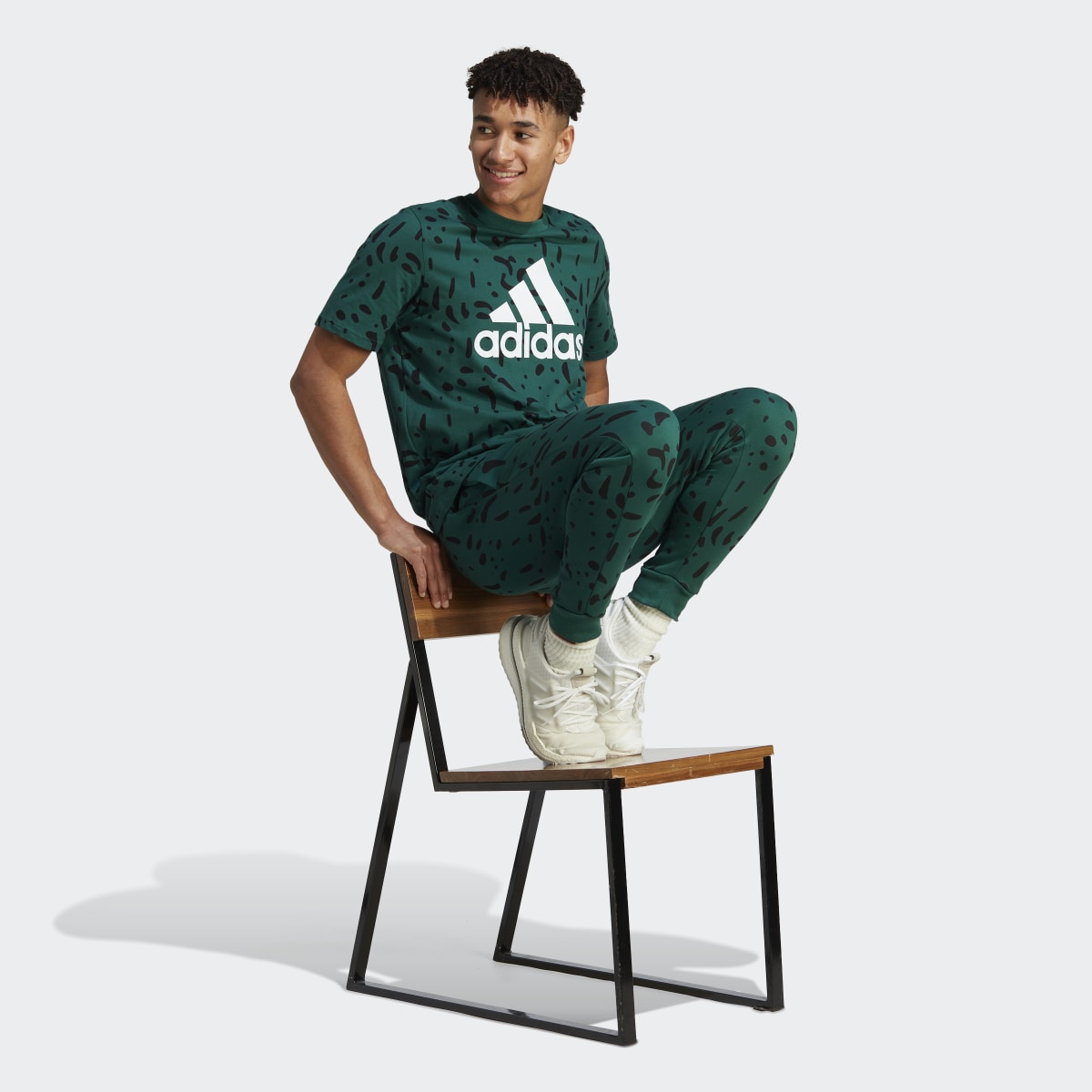 Adidas Playera Essentials Single Jersey Big Logo Allover Print. 4