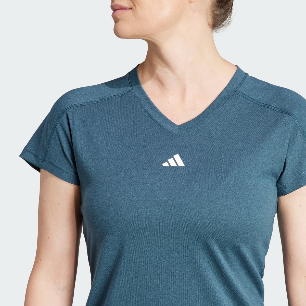 Adidas T-shirt encolure en V au logo minimaliste AEROREADY Train Essentials. 6