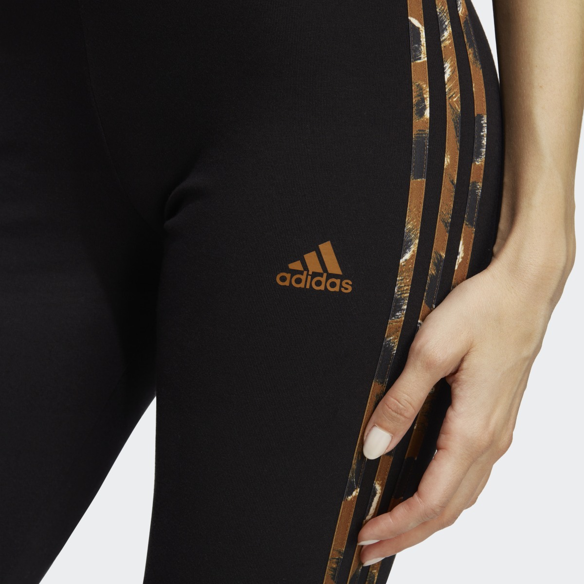 Adidas Essentials 3-Streifen Animal Print Leggings. 5