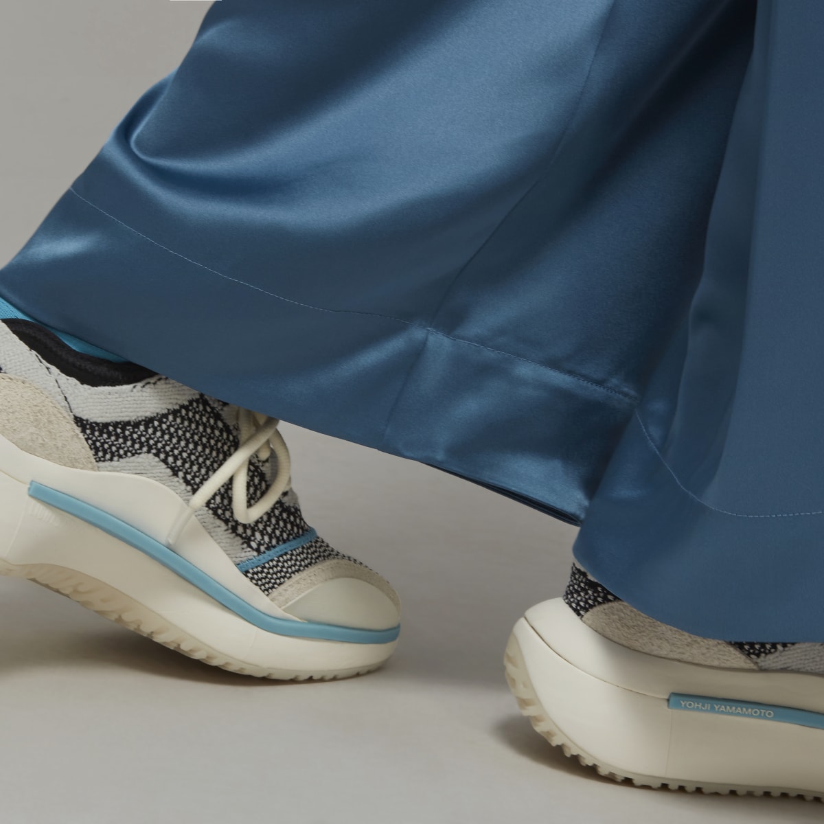 Adidas Y-3 Tech Silk Wide-Leg Hose. 6