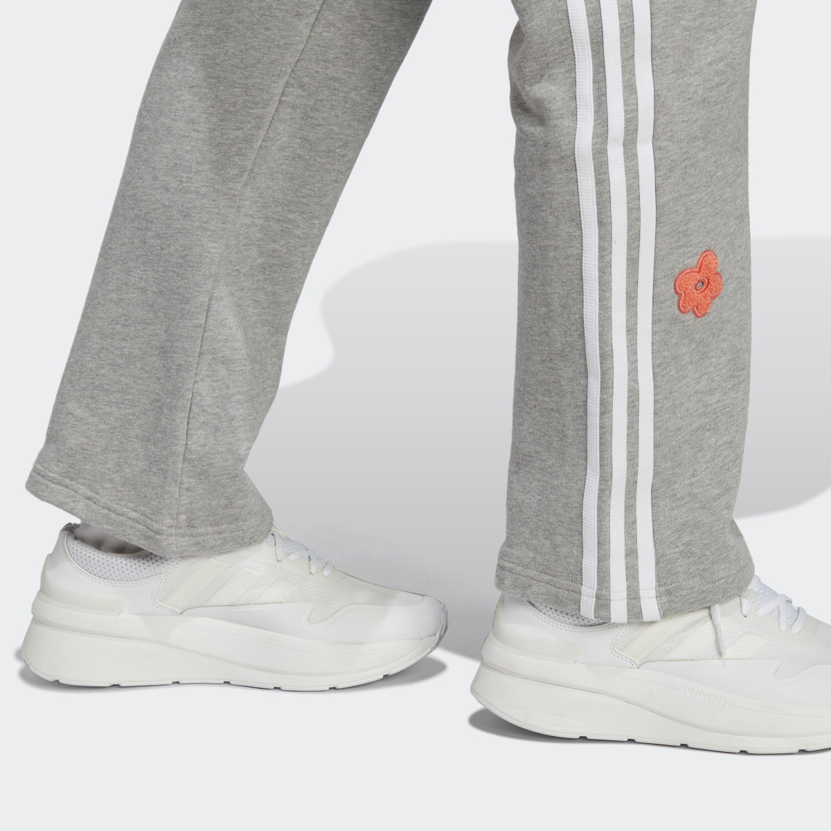 Adidas Pantaloni 3-Stripes High Rise Joggers with Chenille Flower Patches. 7