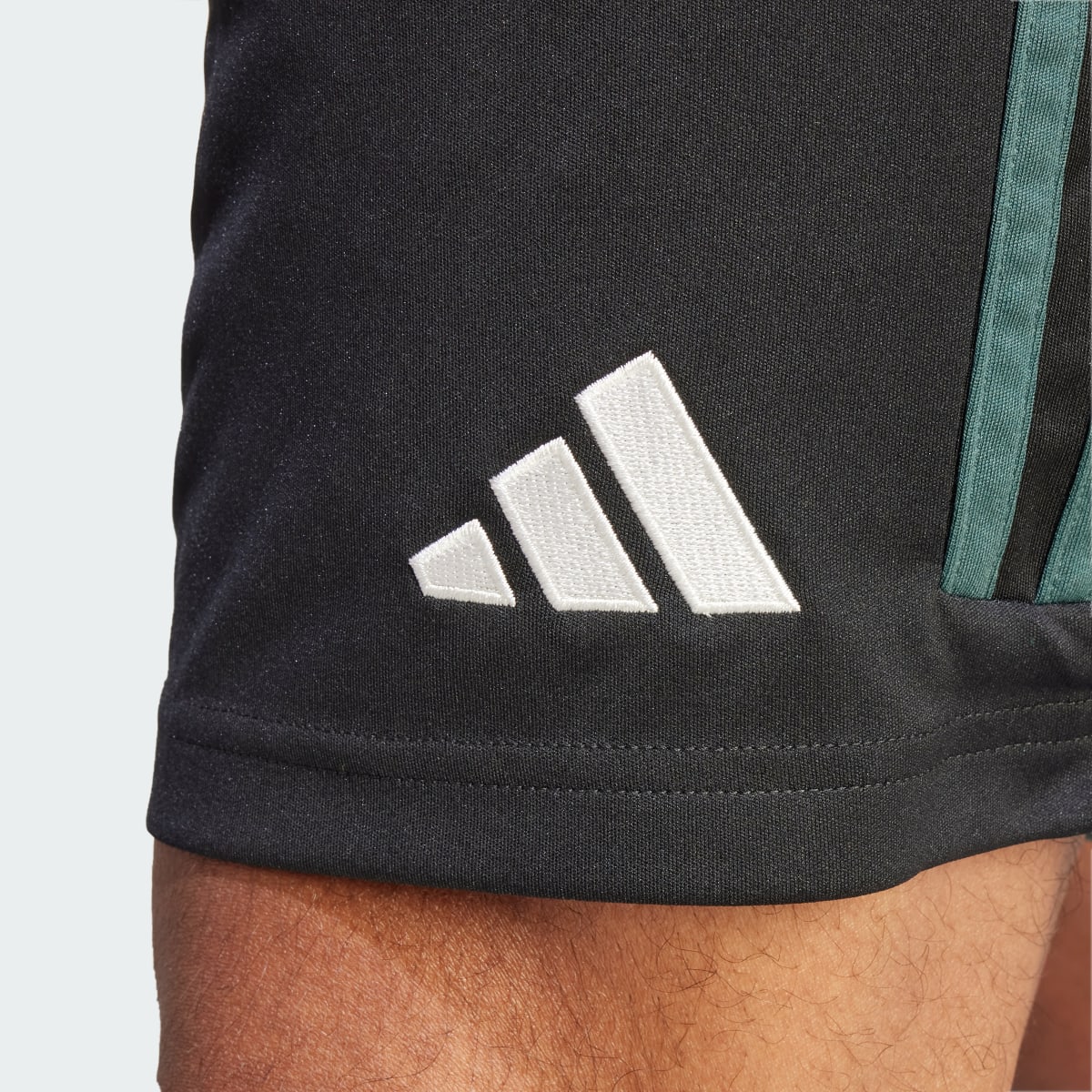 Adidas Celtic FC 23/24 Auswärtsshorts. 7